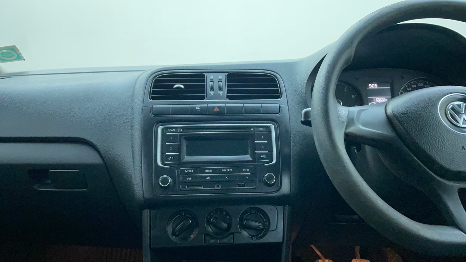 Used 2014 Volkswagen Polo Comfortline 1.2L (P) Petrol Manual interior MUSIC SYSTEM & AC CONTROL VIEW