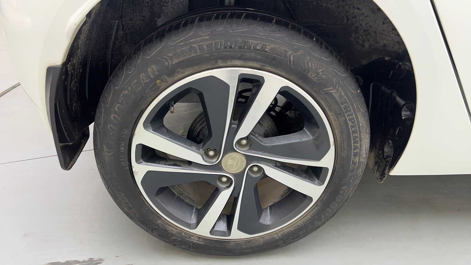 Used 2022 Tata Altroz XZA Plus Petrol Petrol Automatic tyres RIGHT REAR TYRE RIM VIEW