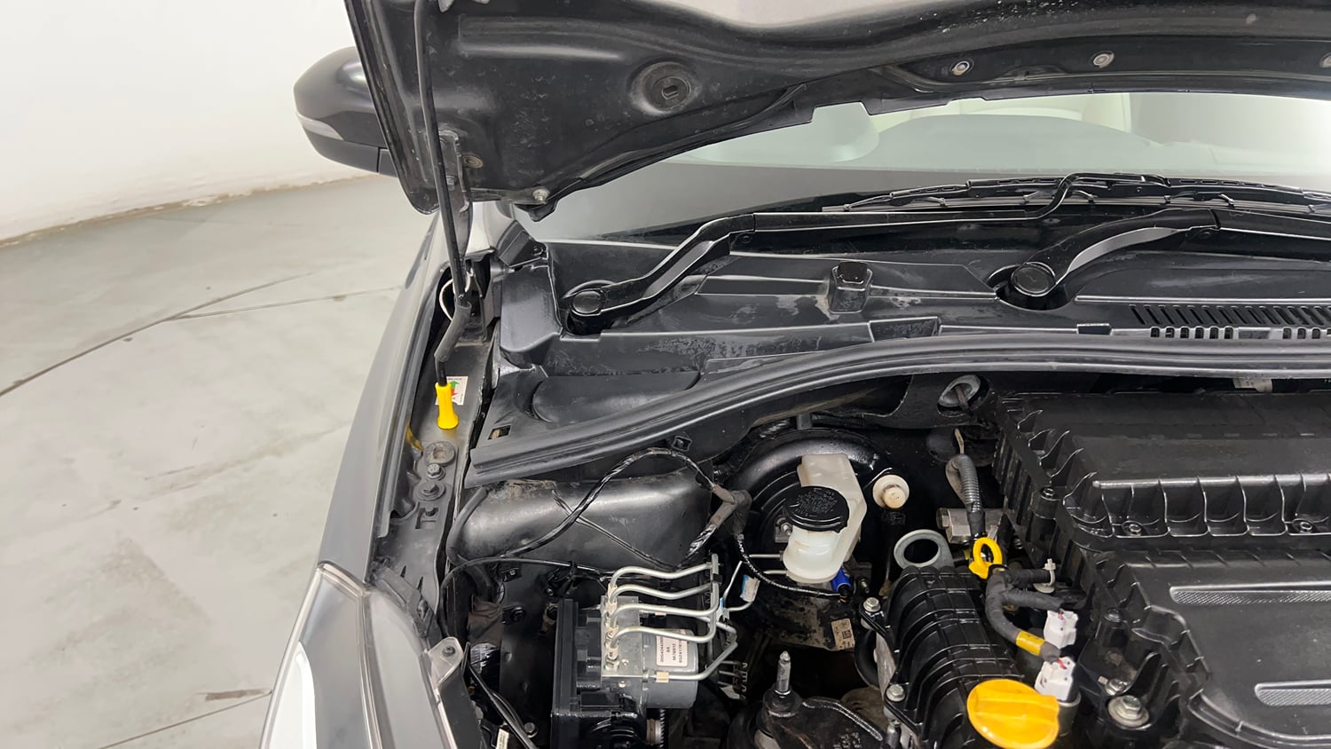 Used 2024 Tata Tigor XZA Plus iCNG Cng Automatic engine ENGINE RIGHT SIDE HINGE & APRON VIEW