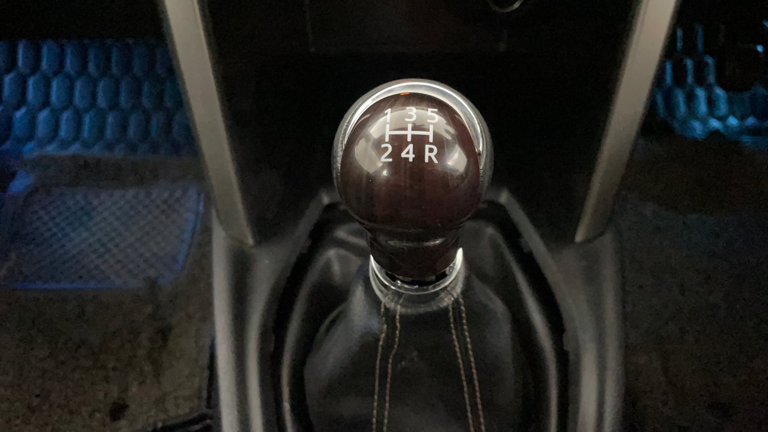 Used 2019 Toyota Innova Crysta 2.4 V 7 STR Diesel Manual interior GEAR  KNOB VIEW