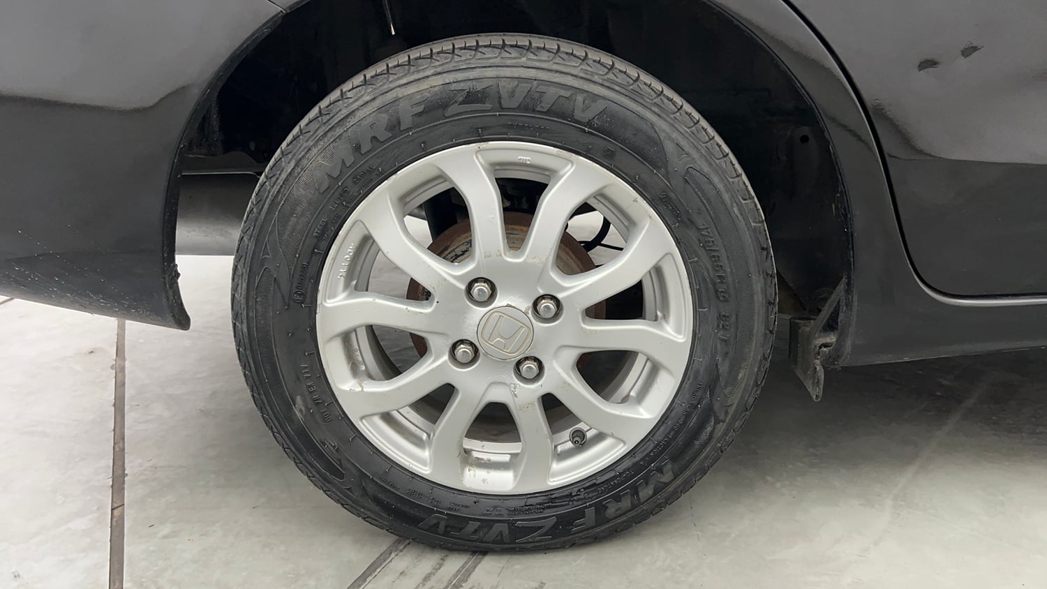 Used 2014 Honda Amaze 1.2 VX i-VTEC Petrol Manual tyres RIGHT REAR TYRE RIM VIEW