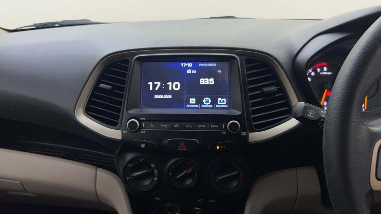 Used 2019 Hyundai Santro Sportz Petrol Manual top_features Integrated (in-dash) music system