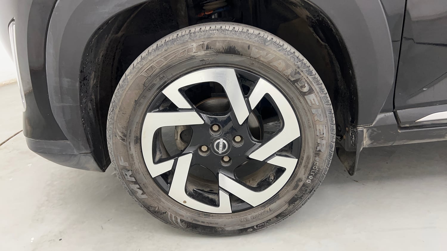 Used 2024 Nissan Magnite XV Premium Turbo CVT Petrol Automatic tyres LEFT FRONT TYRE RIM VIEW