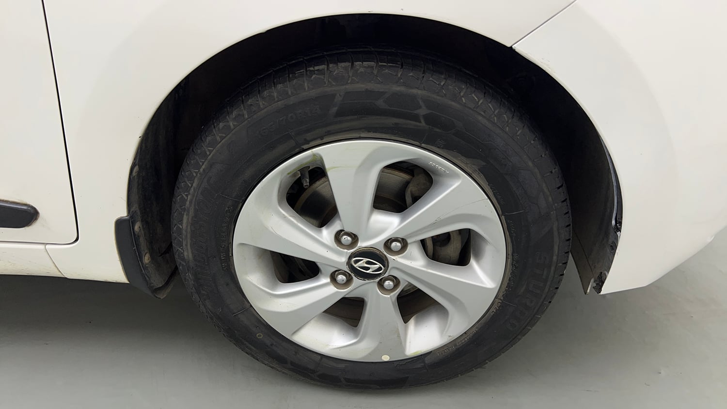 Used 2018 Hyundai Xcent SX Petrol Manual tyres RIGHT FRONT TYRE RIM VIEW