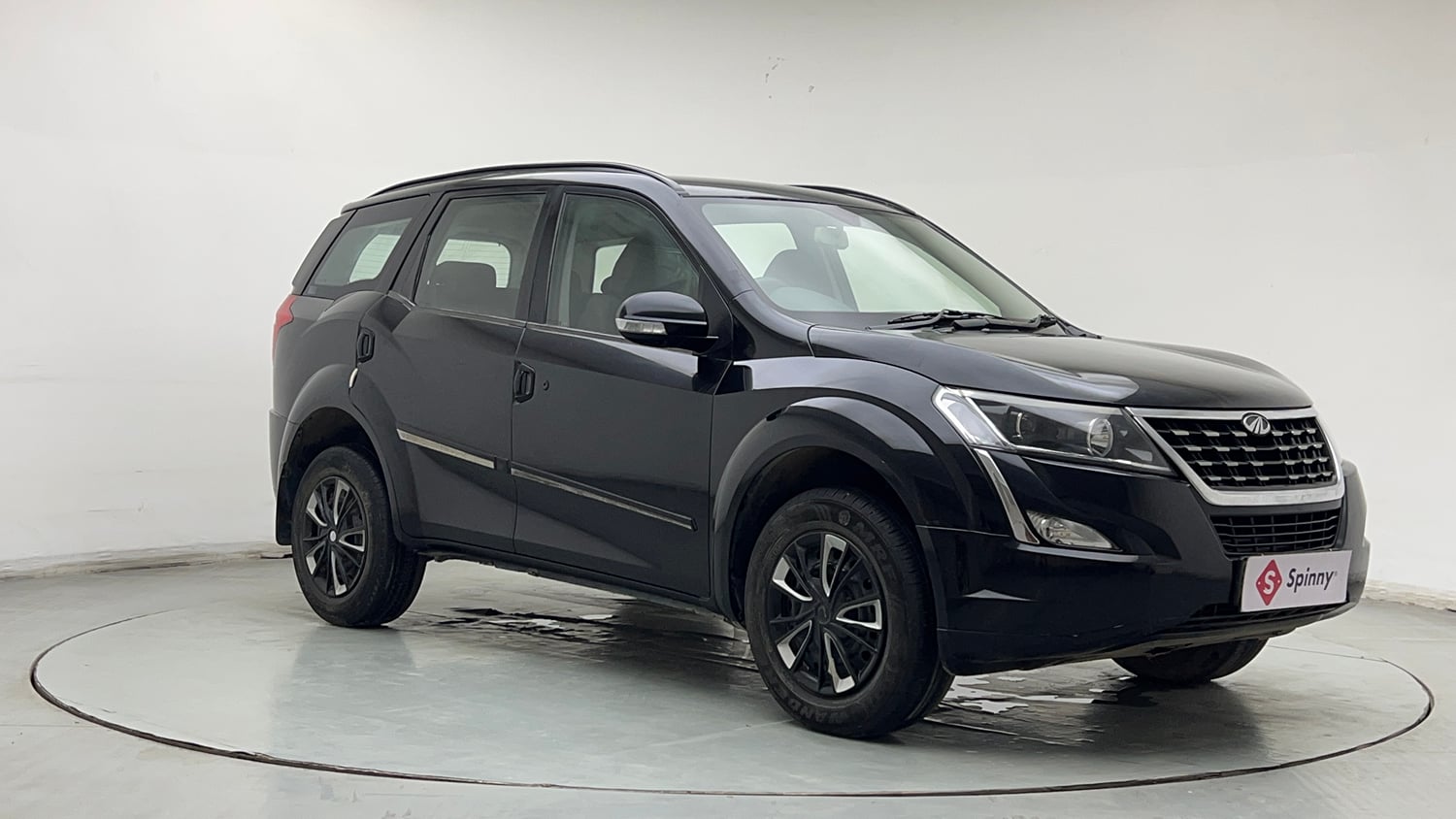 Used 2019 Mahindra XUV500 W5 Diesel Manual exterior RIGHT FRONT CORNER VIEW