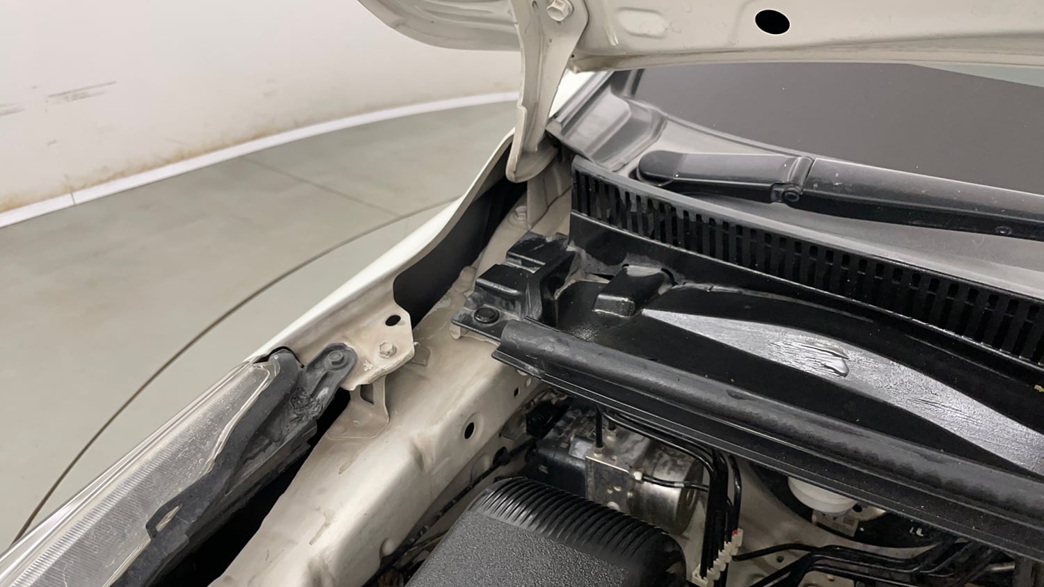Used 2019 Toyota Innova Crysta 2.4 V 7 STR Diesel Manual engine ENGINE RIGHT SIDE HINGE & APRON VIEW
