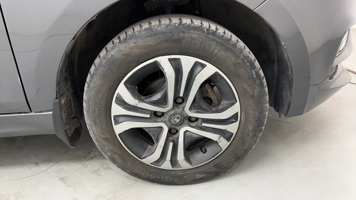 Used 2024 Tata Tigor XZA Plus iCNG Cng Automatic tyres RIGHT FRONT TYRE RIM VIEW