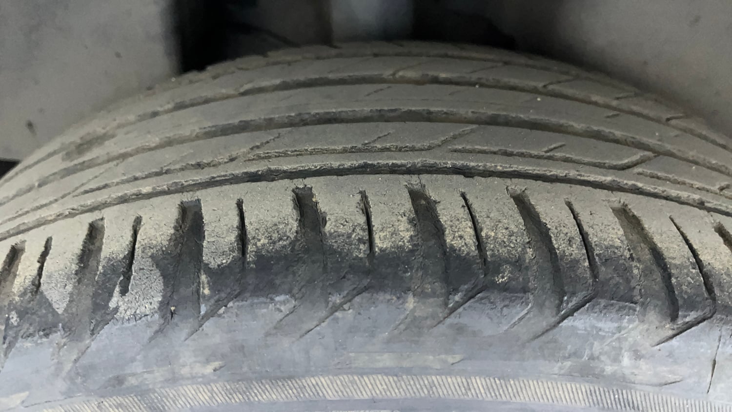 Used 2022 Jeep Compass Model S (O) 1.4 Petrol DCT Petrol Automatic tyres RIGHT REAR TYRE TREAD VIEW