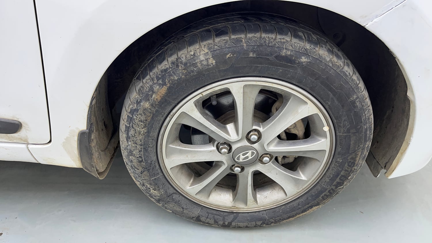 Used 2015 Hyundai Grand i10 Asta 1.1 CRDi Diesel Manual tyres RIGHT FRONT TYRE RIM VIEW