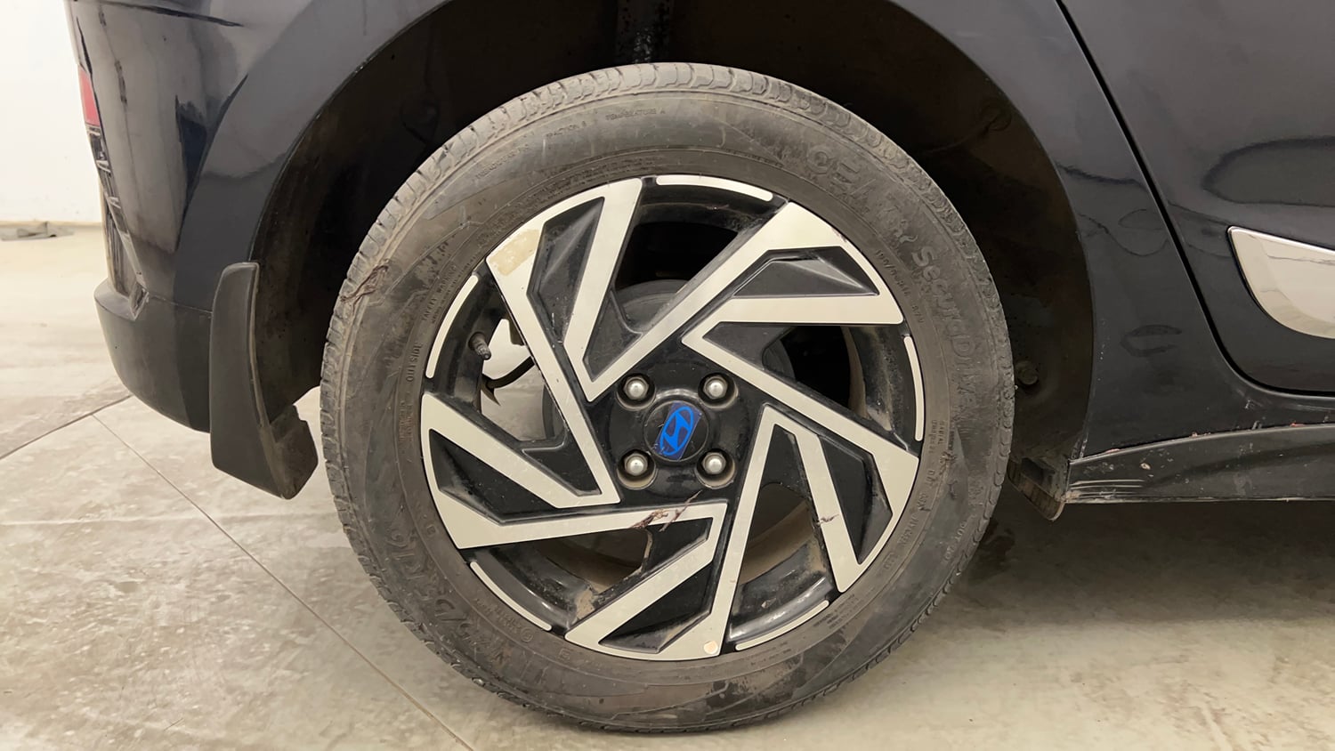 Used 2023 Hyundai New i20 Asta (O) 1.2 IVT Petrol Automatic tyres RIGHT REAR TYRE RIM VIEW