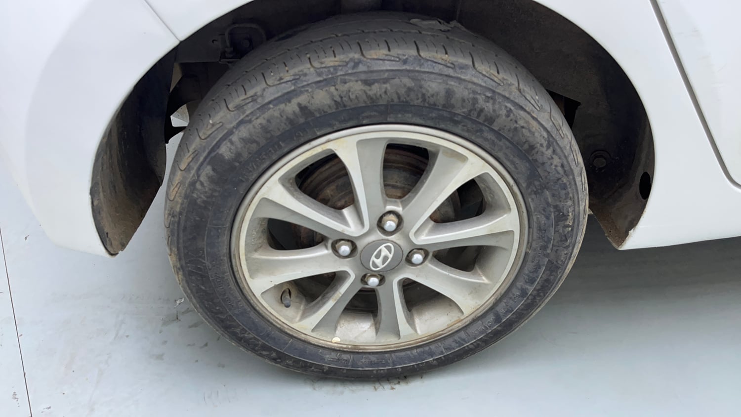 Used 2015 Hyundai Grand i10 Asta 1.1 CRDi Diesel Manual tyres RIGHT REAR TYRE RIM VIEW