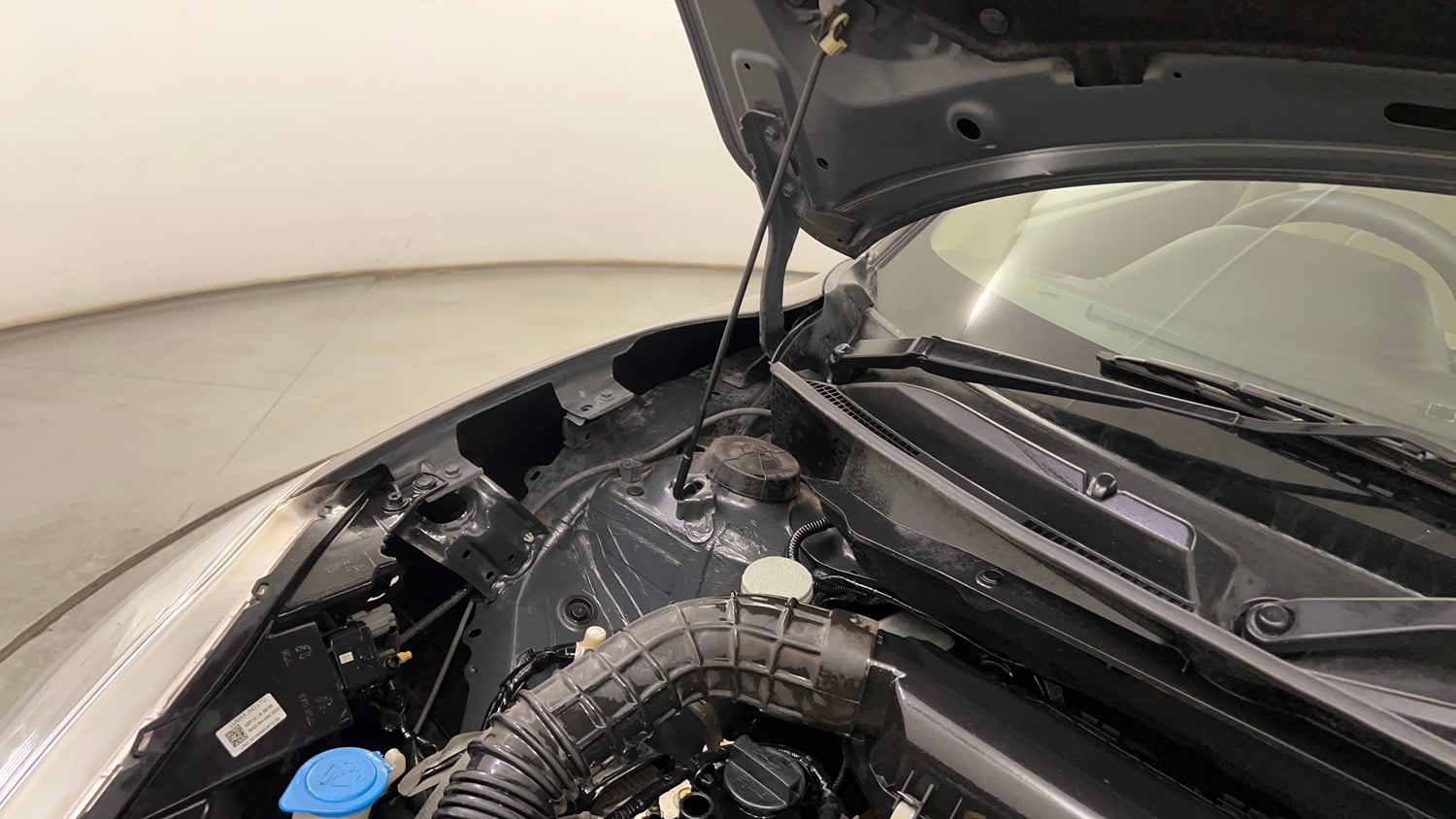 Used 2019 Maruti Suzuki Dzire VXi Petrol Manual engine ENGINE RIGHT SIDE HINGE & APRON VIEW