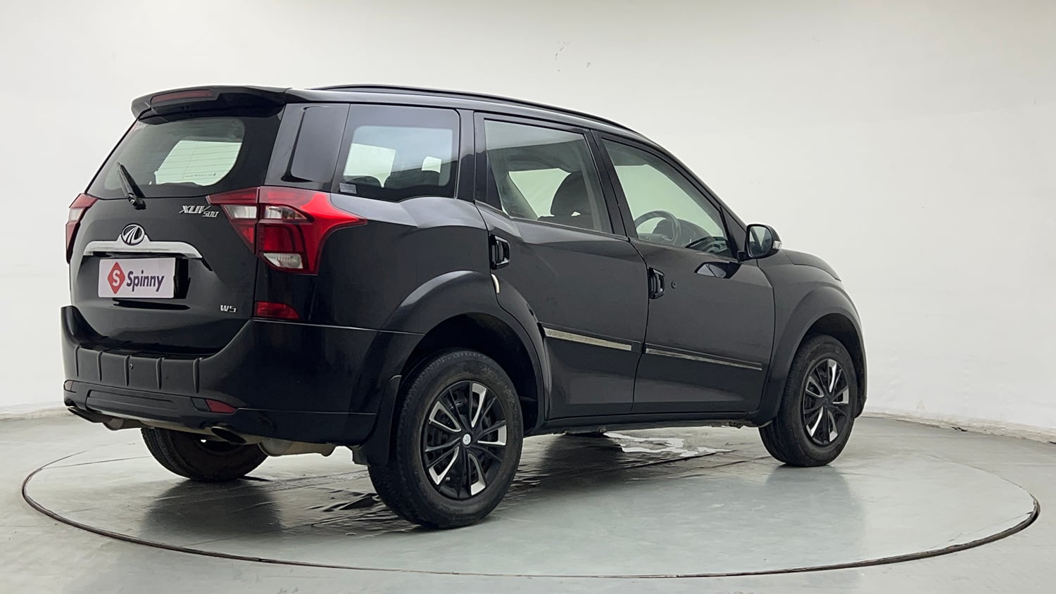 Used 2019 Mahindra XUV500 W5 Diesel Manual exterior RIGHT REAR CORNER VIEW