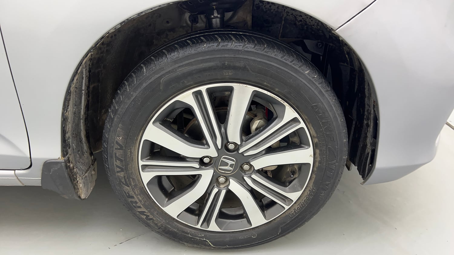 Used 2023 Honda Amaze VX 1.2 Petrol CVT Petrol Automatic tyres RIGHT FRONT TYRE RIM VIEW