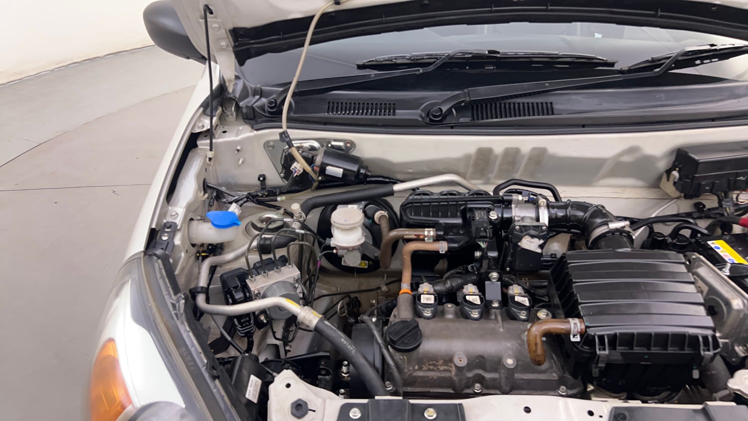 Used 2023 Maruti Suzuki Alto 800 VXi Petrol Manual engine ENGINE RIGHT SIDE HINGE & APRON VIEW