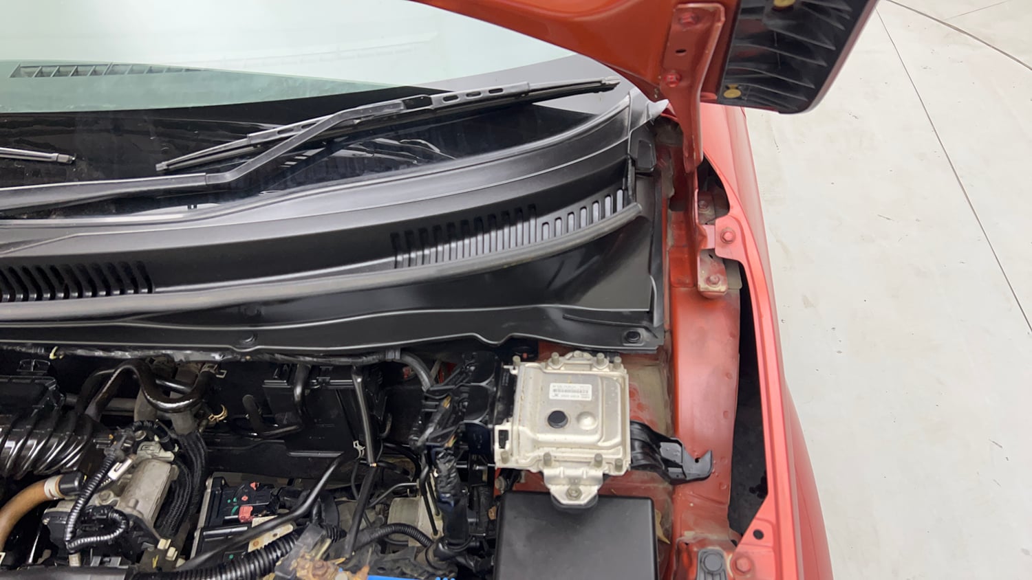 Used 2018 Maruti Suzuki Ignis Delta 1.2 AMT Petrol Automatic engine ENGINE LEFT SIDE HINGE & APRON VIEW