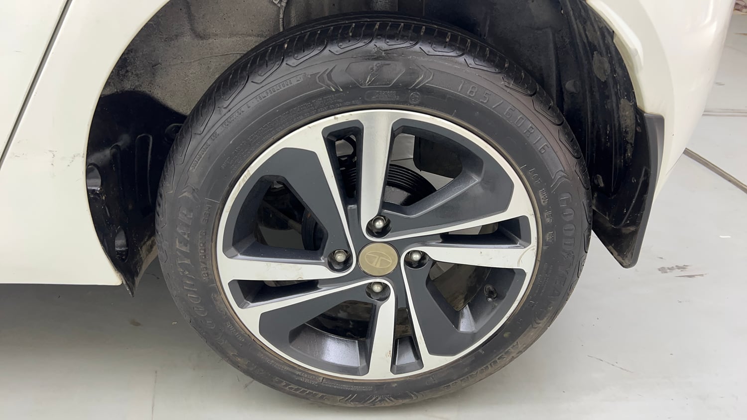 Used 2022 Tata Altroz XZA Plus Petrol Petrol Automatic tyres LEFT REAR TYRE RIM VIEW