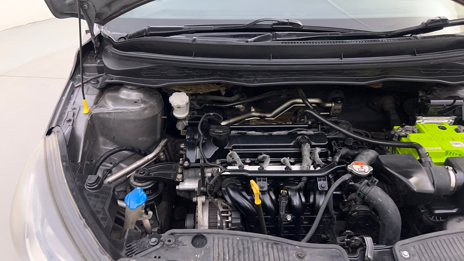 Used 2014 Hyundai i20 Sportz 1.2 Petrol Manual engine ENGINE RIGHT SIDE HINGE & APRON VIEW