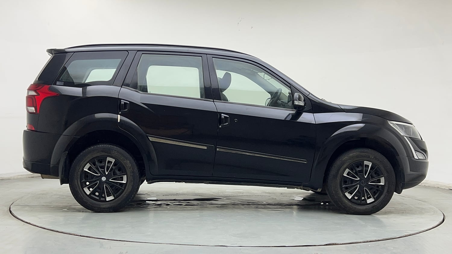 Used 2019 Mahindra XUV500 W5 Diesel Manual exterior RIGHT SIDE VIEW