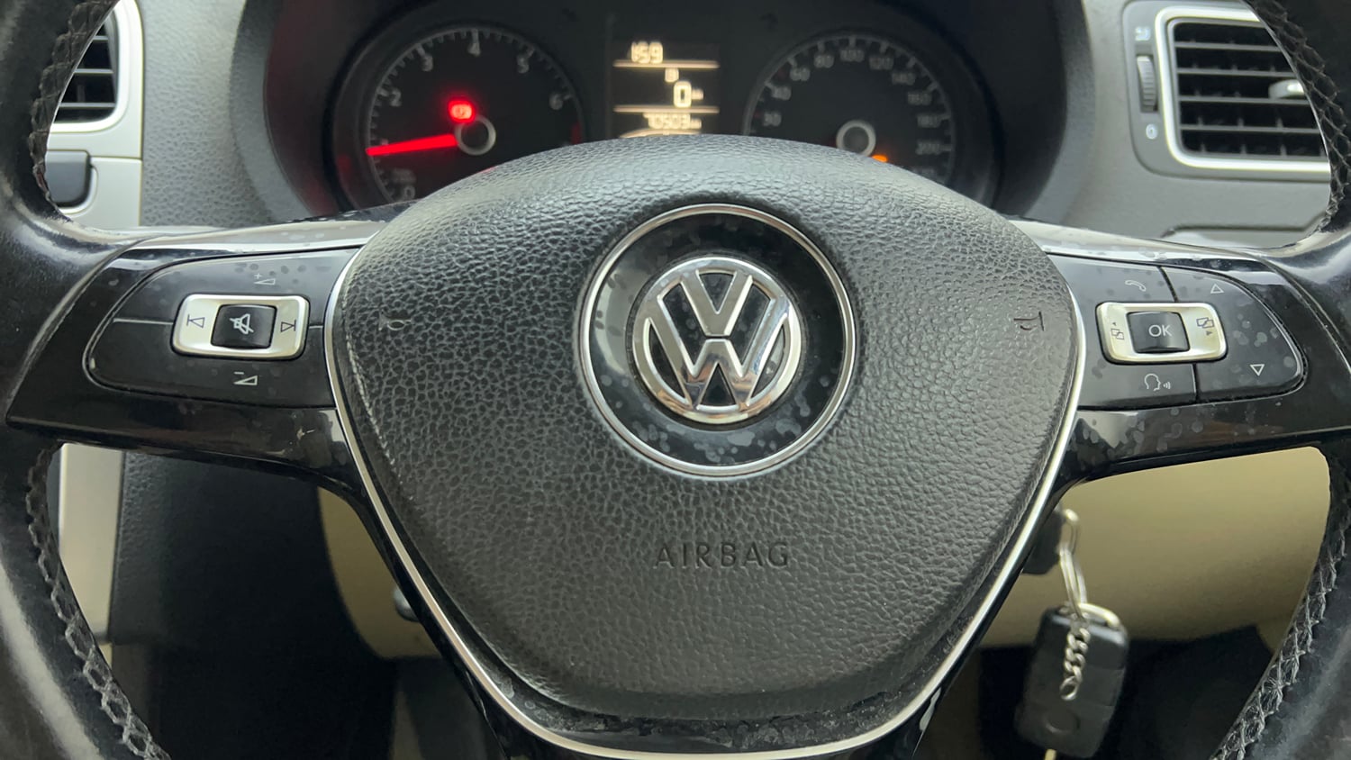 Used 2015 Volkswagen Polo Highline1.2L (P) Petrol Manual top_features Steering mounted controls
