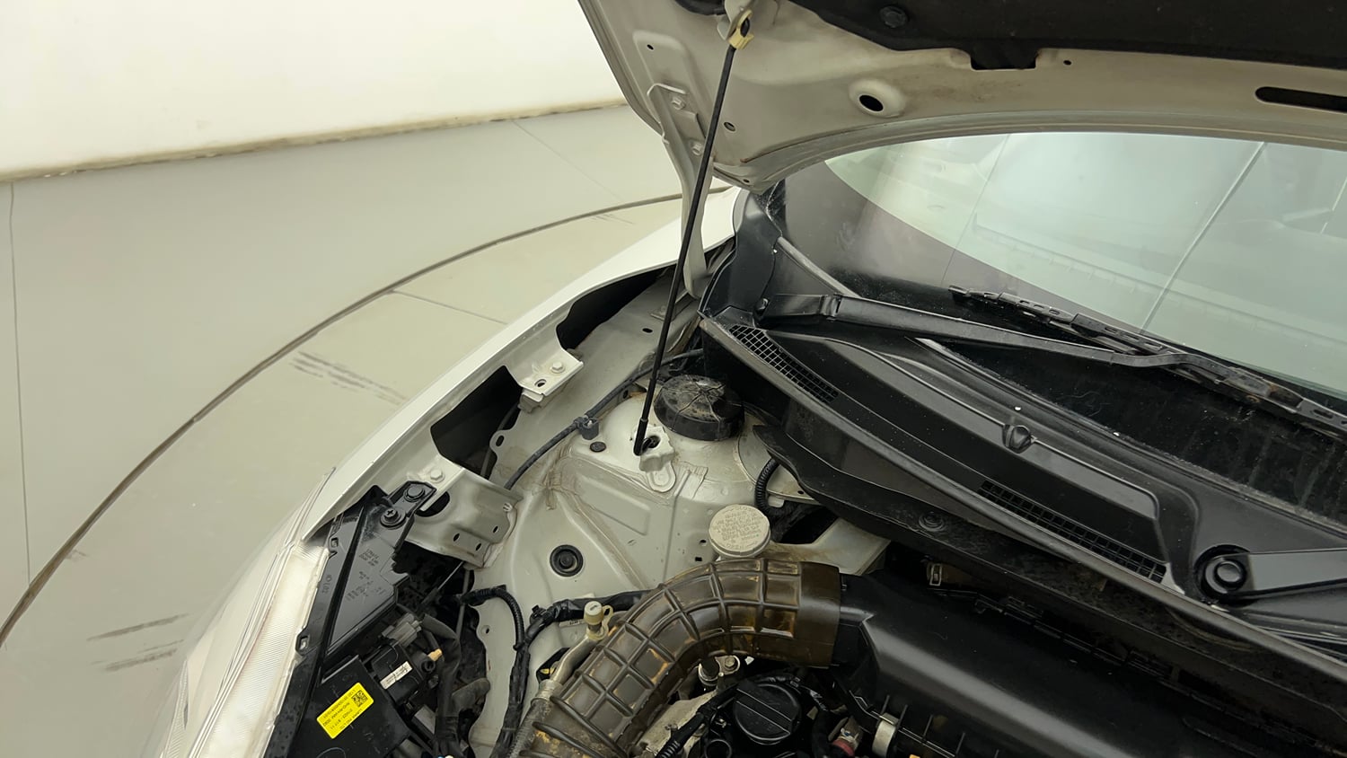 Used 2018 Maruti Suzuki Swift LXi Petrol Manual engine ENGINE RIGHT SIDE HINGE & APRON VIEW