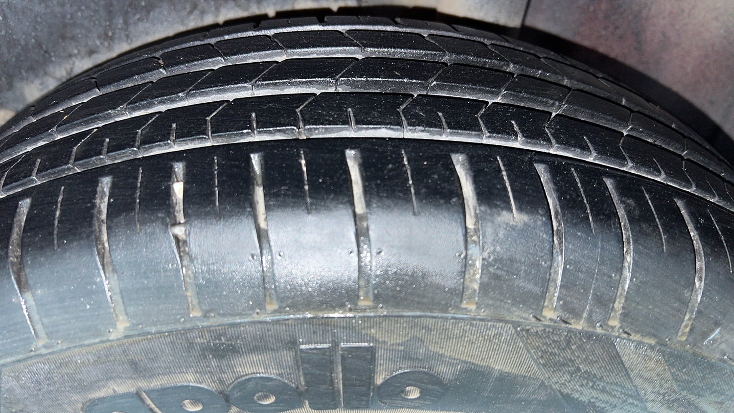 Used 2015 Volkswagen Polo Highline1.2L (P) Petrol Manual tyres LEFT REAR TYRE TREAD VIEW