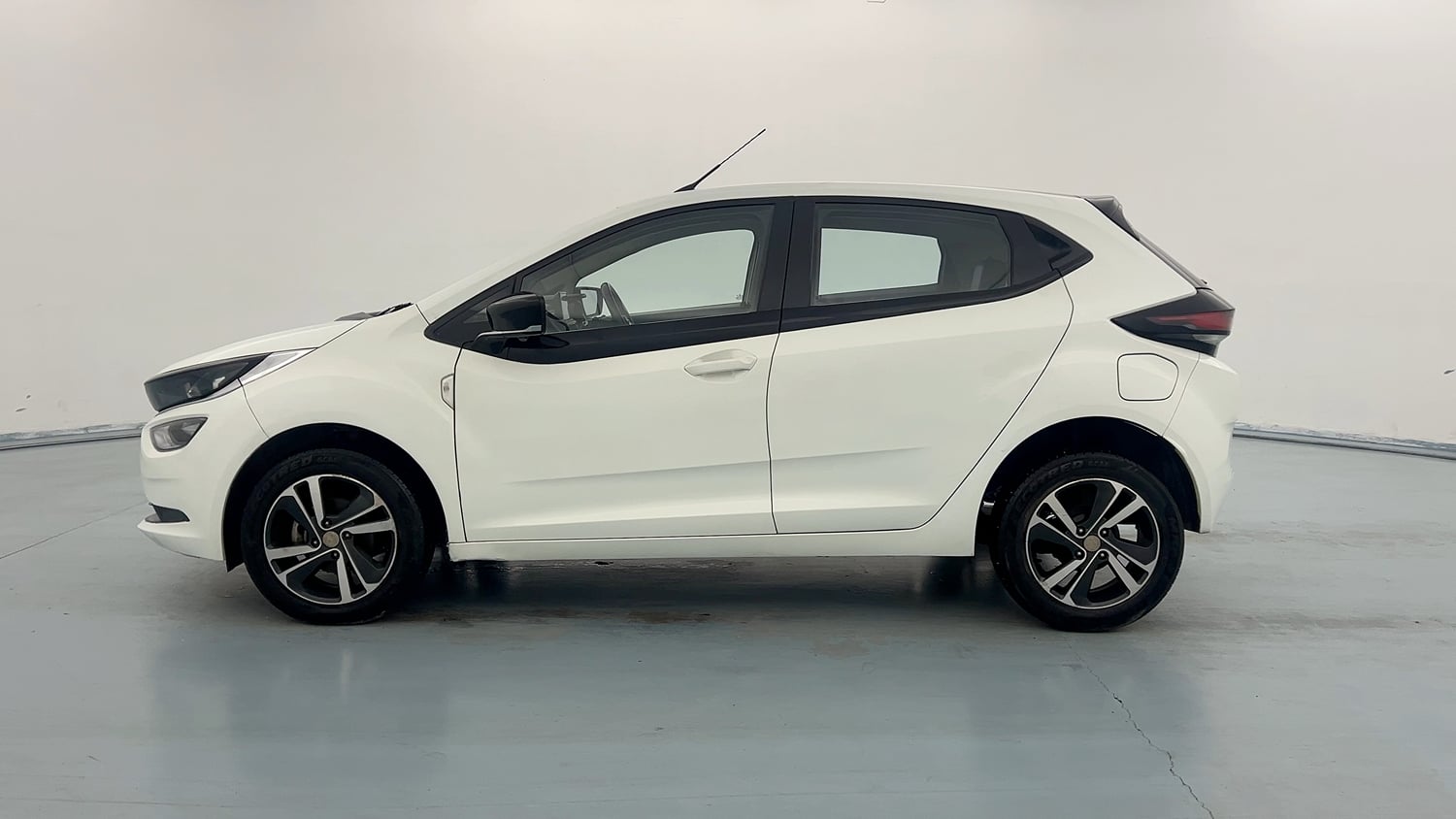 Used 2022 Tata Altroz XZ Plus Diesel Diesel Manual exterior LEFT SIDE VIEW