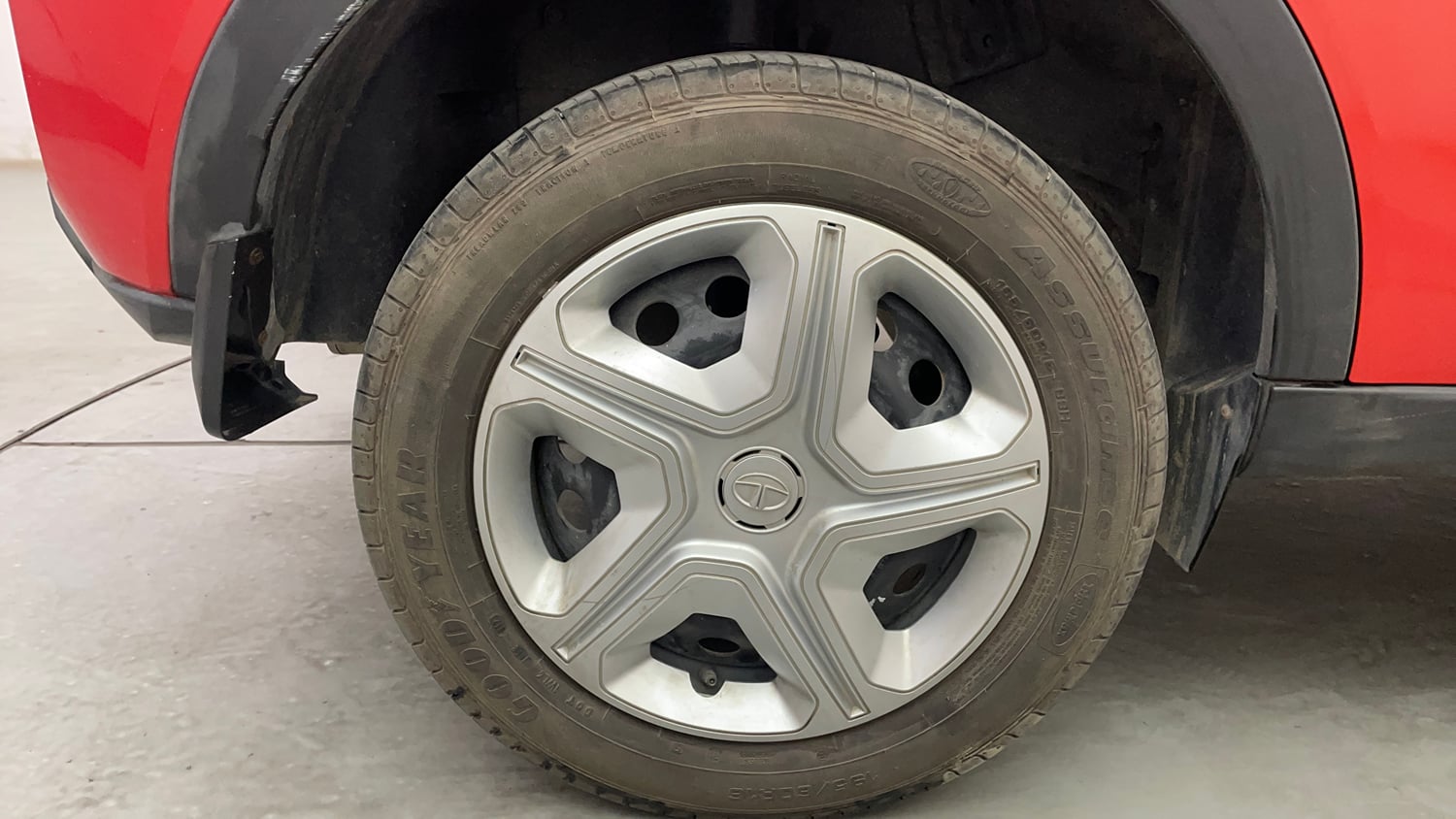 Used 2023 Tata Nexon XMA (S) Petrol Automatic tyres RIGHT REAR TYRE RIM VIEW