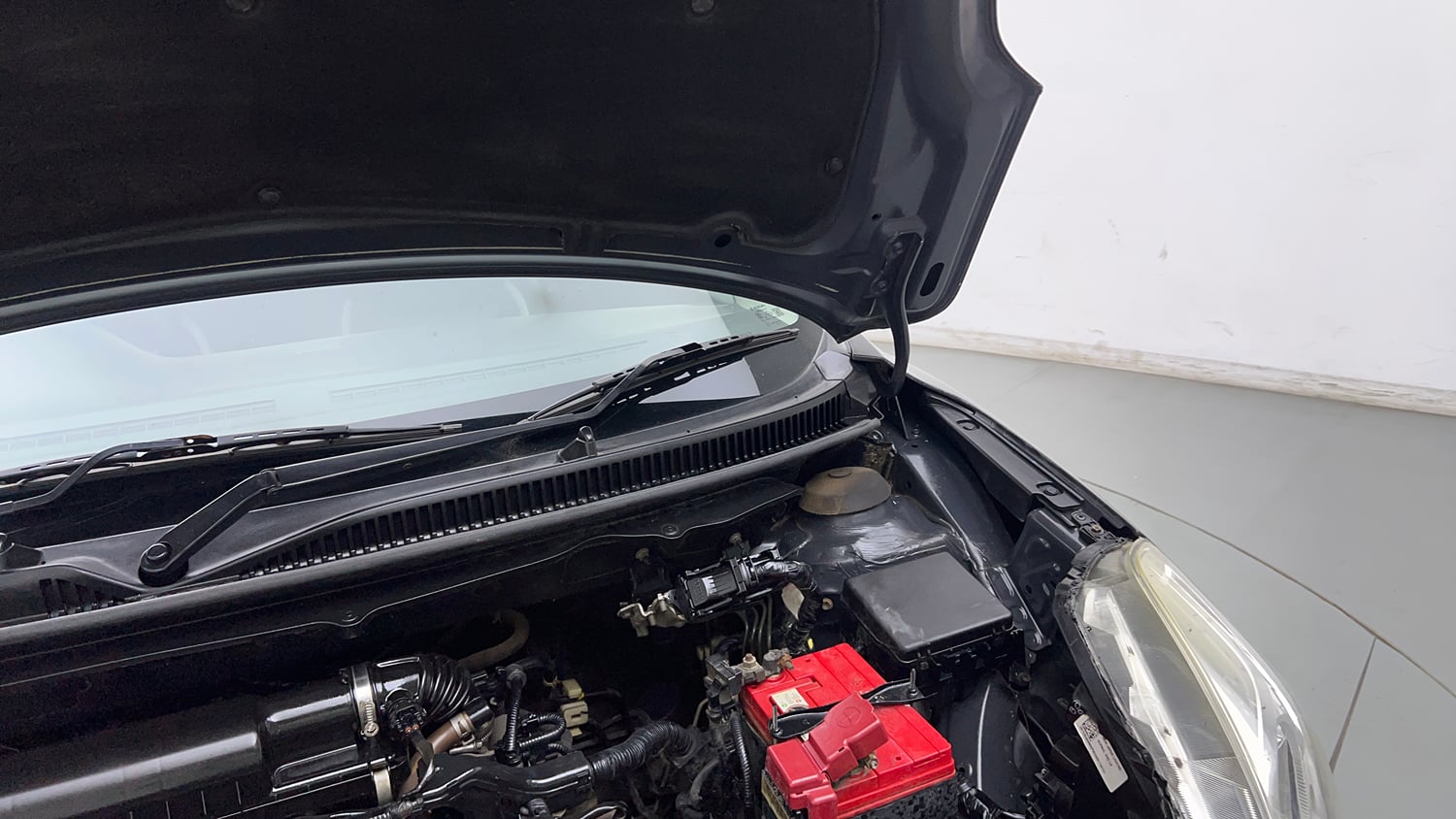 Used 2017 Maruti Suzuki Baleno Delta 1.2 Petrol Manual engine ENGINE LEFT SIDE HINGE & APRON VIEW