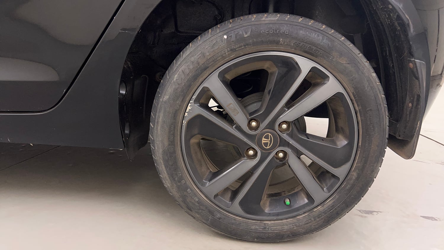 Used 2022 Tata Altroz XZ Plus i-Turbo Petrol Dark Edition Petrol Manual tyres LEFT REAR TYRE RIM VIEW