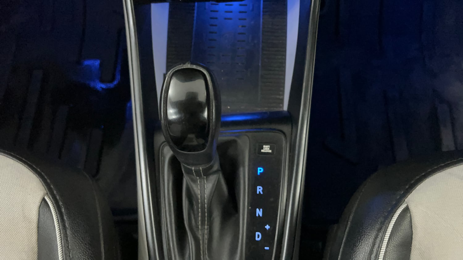 Used 2023 Hyundai New i20 Asta (O) 1.2 IVT Petrol Automatic interior GEAR  KNOB VIEW