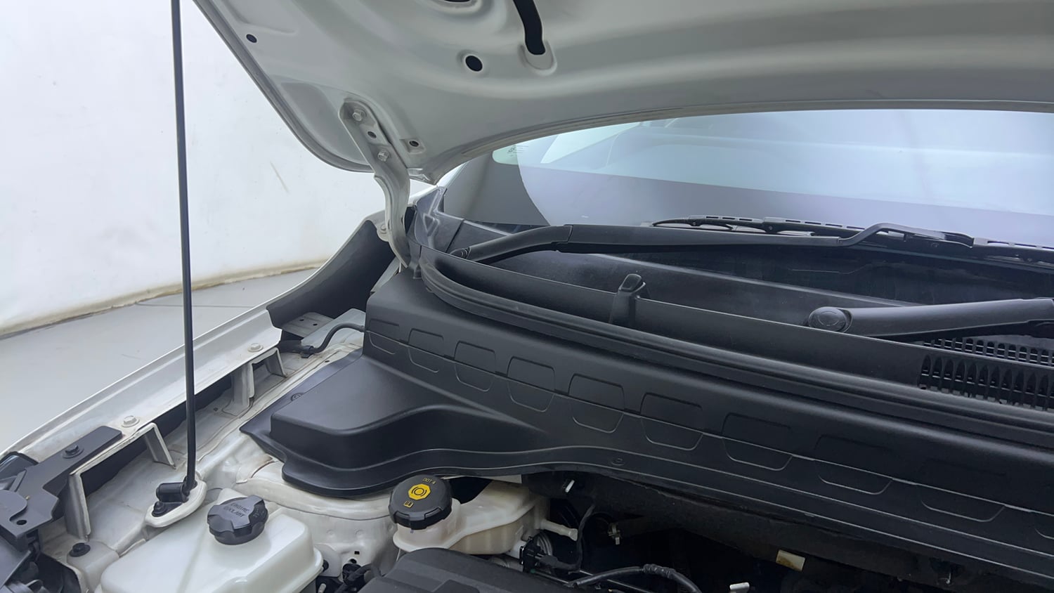 Used 2020 Kia Sonet GTX Plus 1.5 AT Diesel Automatic engine ENGINE RIGHT SIDE HINGE & APRON VIEW