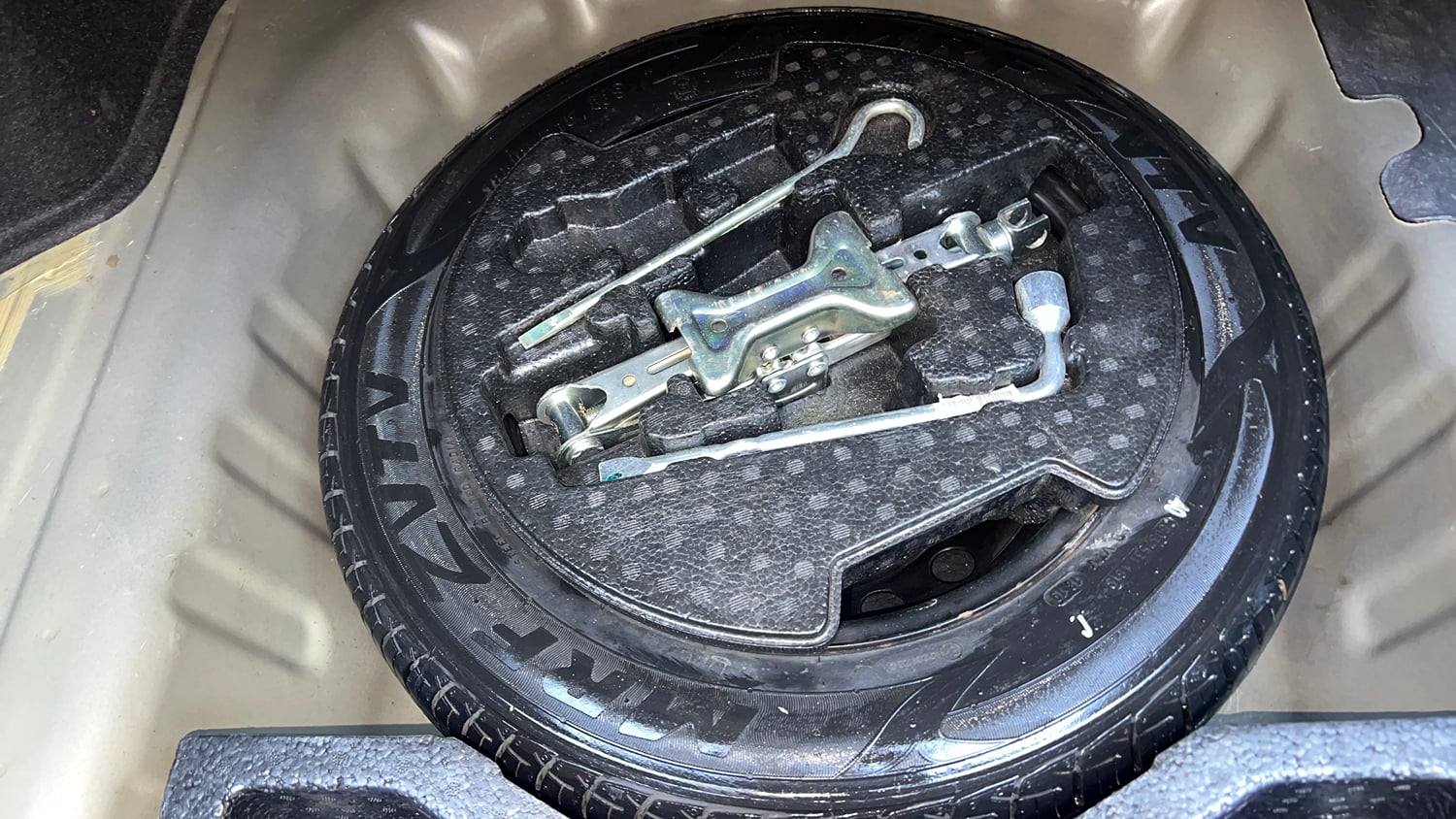 Used 2019 Maruti Suzuki Ciaz Alpha Hybrid 1.5 AT Petrol Automatic tyres SPARE TYRE VIEW