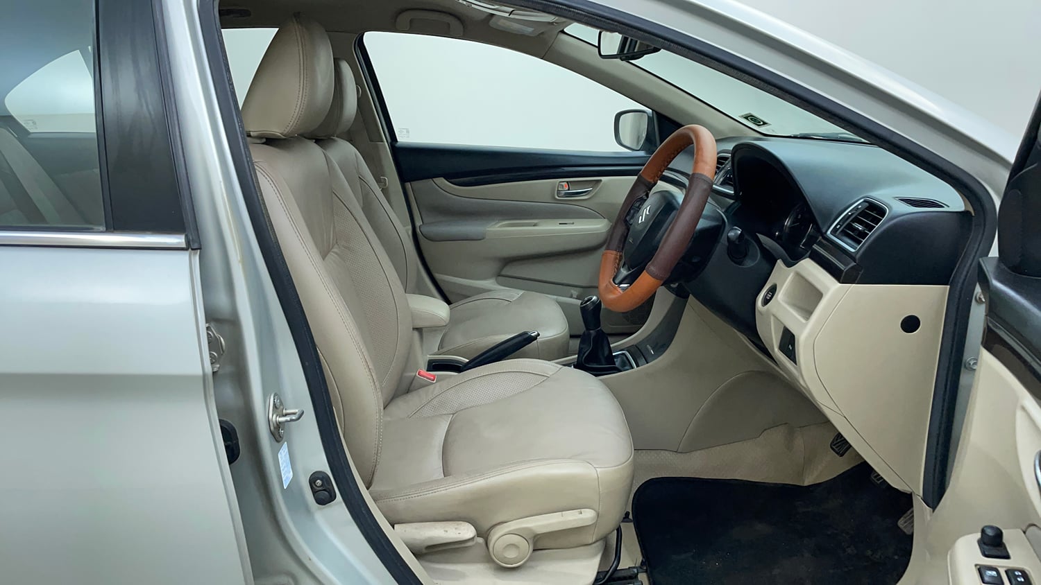 Used 2015 Maruti Suzuki Ciaz ZXI+ Petrol Manual interior RIGHT SIDE FRONT DOOR CABIN VIEW