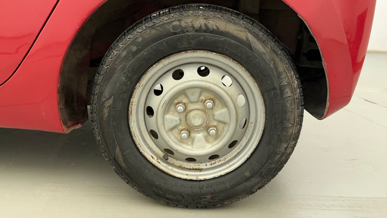Used 2015 Hyundai Eon Era Petrol Manual tyres LEFT REAR TYRE RIM VIEW