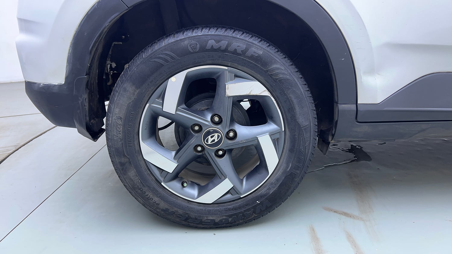Used 2019 Hyundai Venue SX Plus 1.0 Turbo DCT Petrol Automatic tyres RIGHT REAR TYRE RIM VIEW