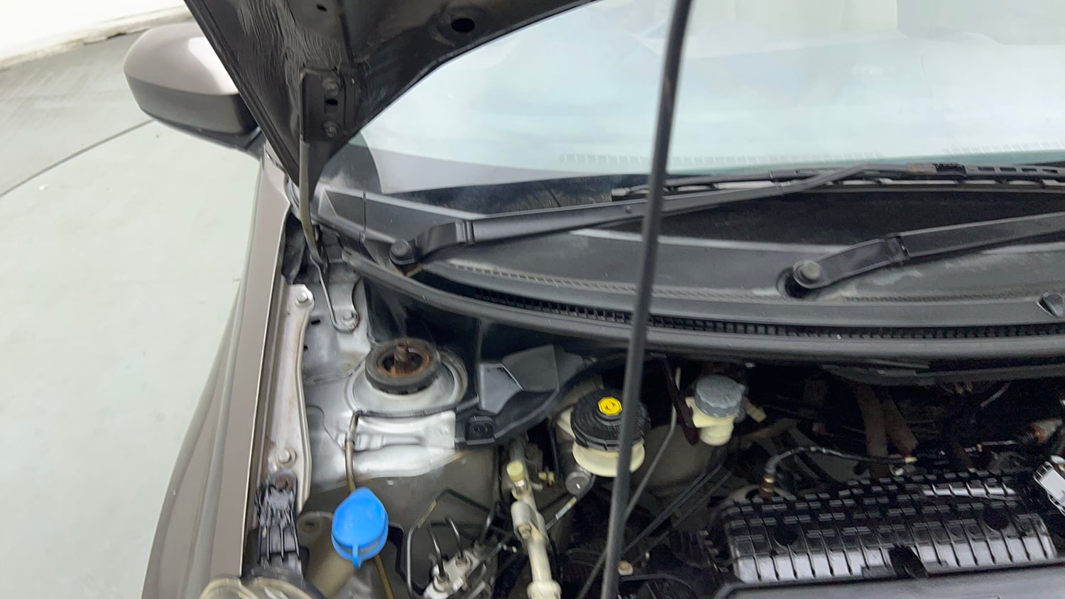 Used 2013 Honda Amaze 1.2 S i-VTEC Petrol Manual engine ENGINE RIGHT SIDE HINGE & APRON VIEW
