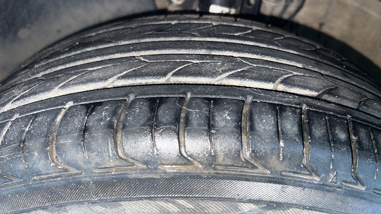Used 2017 Volkswagen Polo Highline1.2L (P) Petrol Manual tyres LEFT FRONT TYRE TREAD VIEW