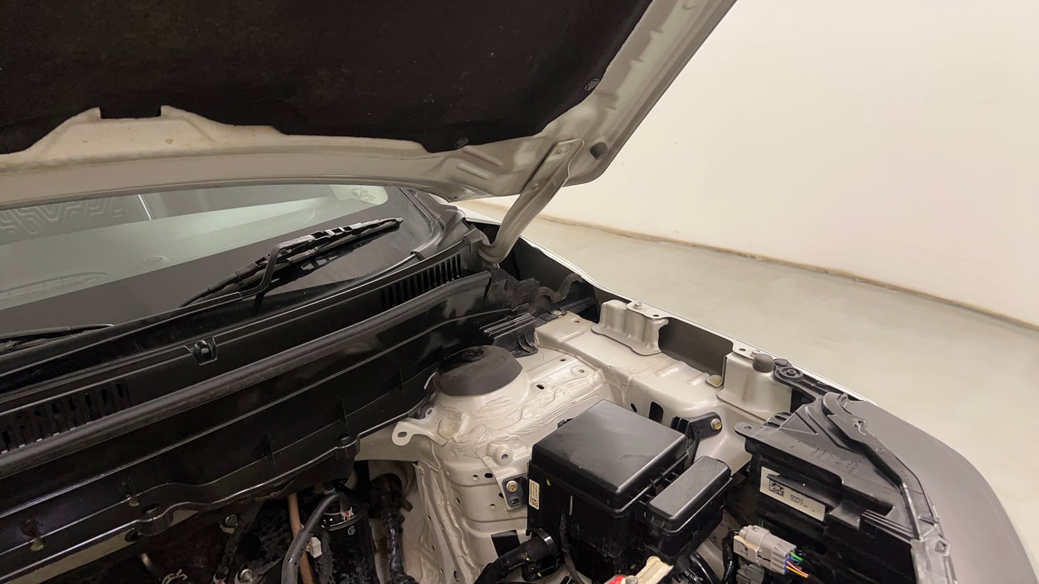 Used 2023 Maruti Suzuki Brezza VXi Petrol Manual engine ENGINE LEFT SIDE HINGE & APRON VIEW