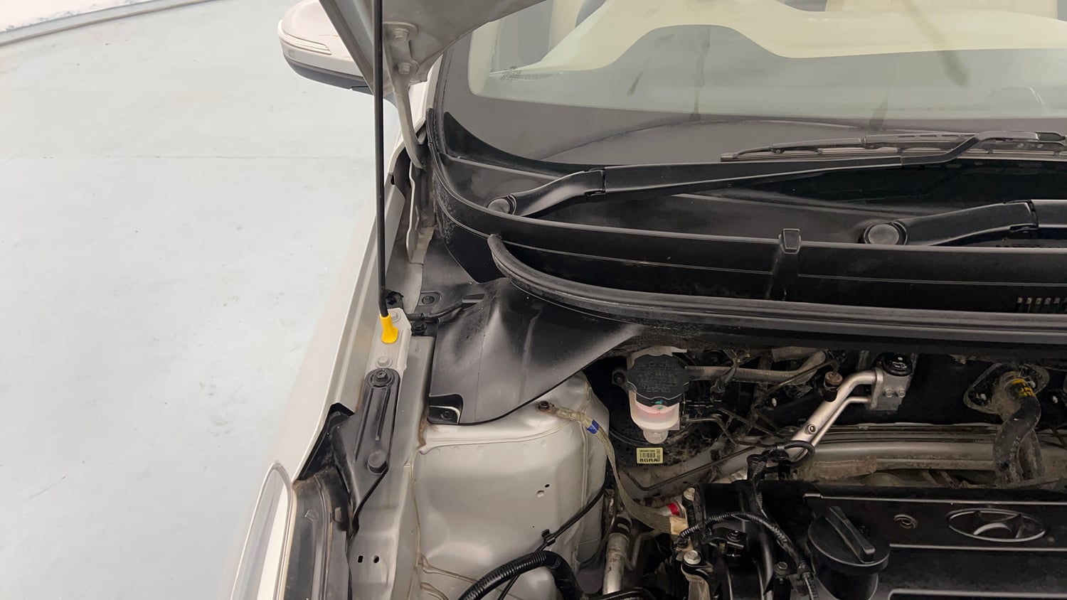 Used 2015 Hyundai Elite i20 Sportz 1.2 Petrol Manual engine ENGINE RIGHT SIDE HINGE & APRON VIEW