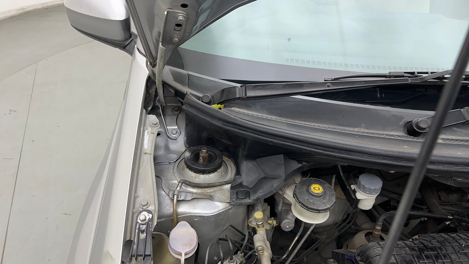 Used 2014 Honda Amaze 1.2 EX i-VTEC Petrol Manual engine ENGINE RIGHT SIDE HINGE & APRON VIEW