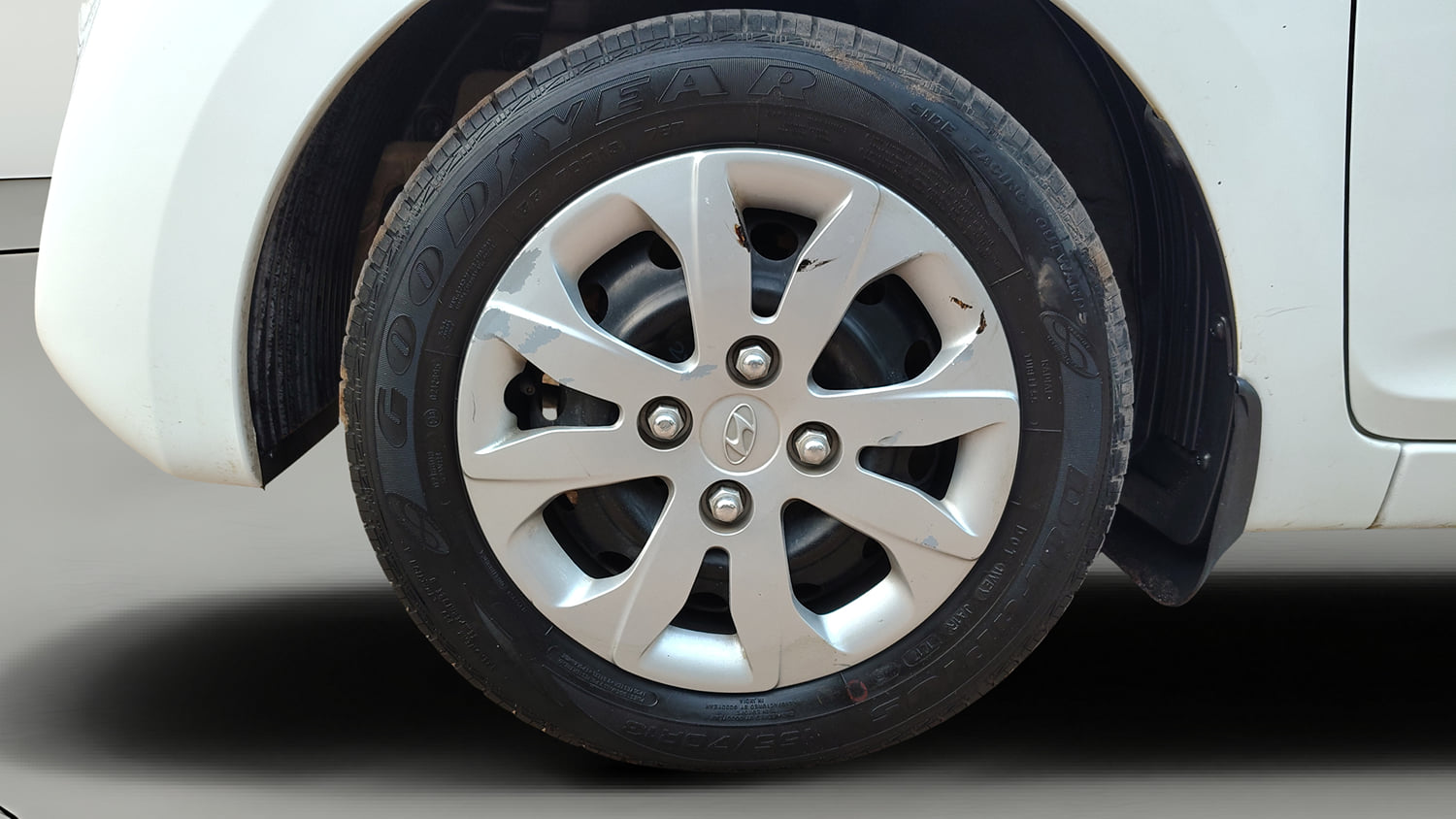 Used 2017 Hyundai Eon Magna + Petrol Manual tyres LEFT FRONT TYRE RIM VIEW