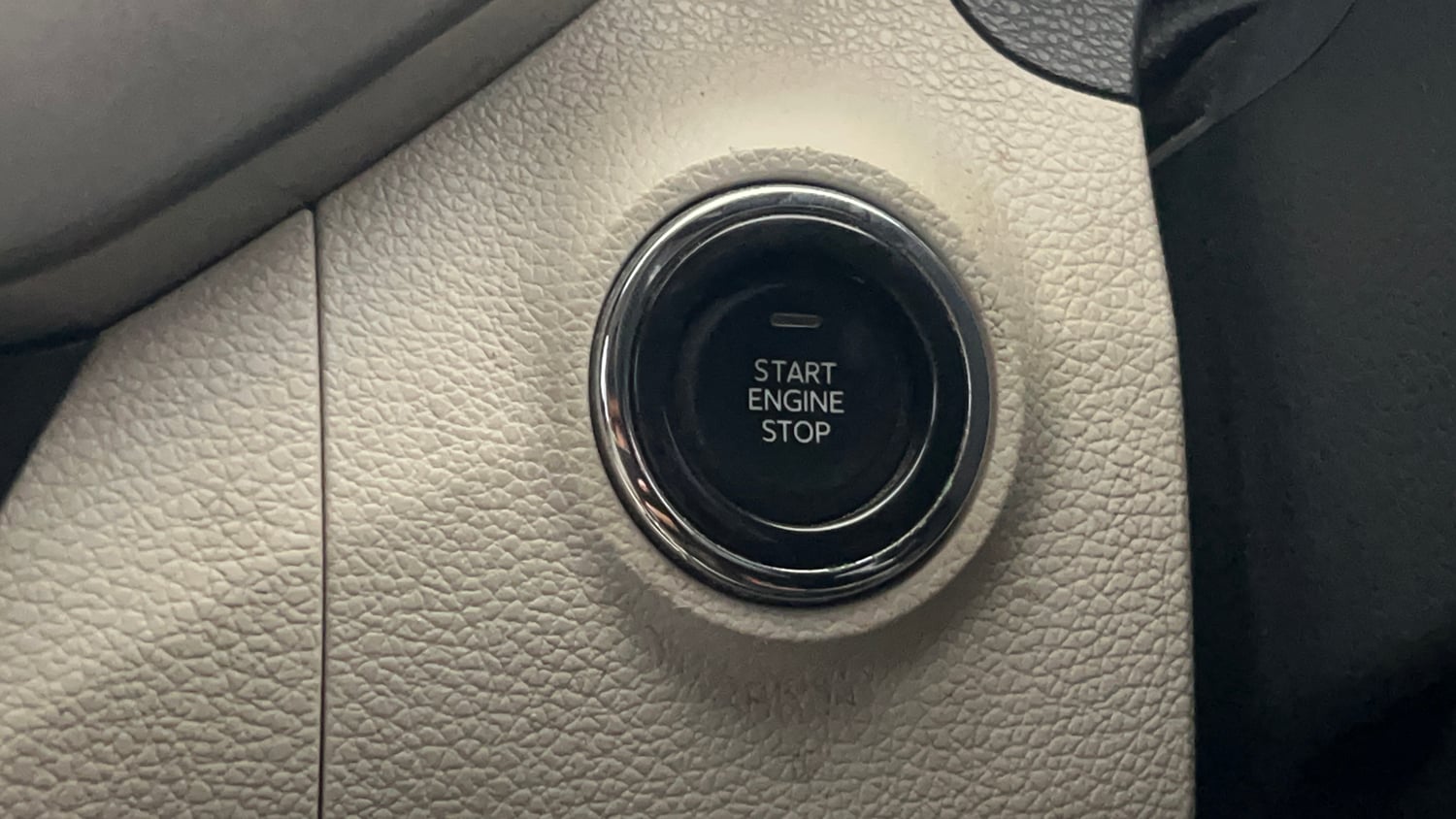 Used 2022 Mahindra XUV 300 W8 (O) 1.2 Petrol Petrol Manual top_features Keyless start