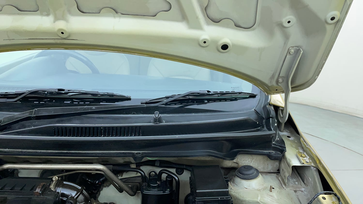 Used 2014 Maruti Suzuki Celerio VXi AMT Petrol Automatic engine ENGINE LEFT SIDE HINGE & APRON VIEW