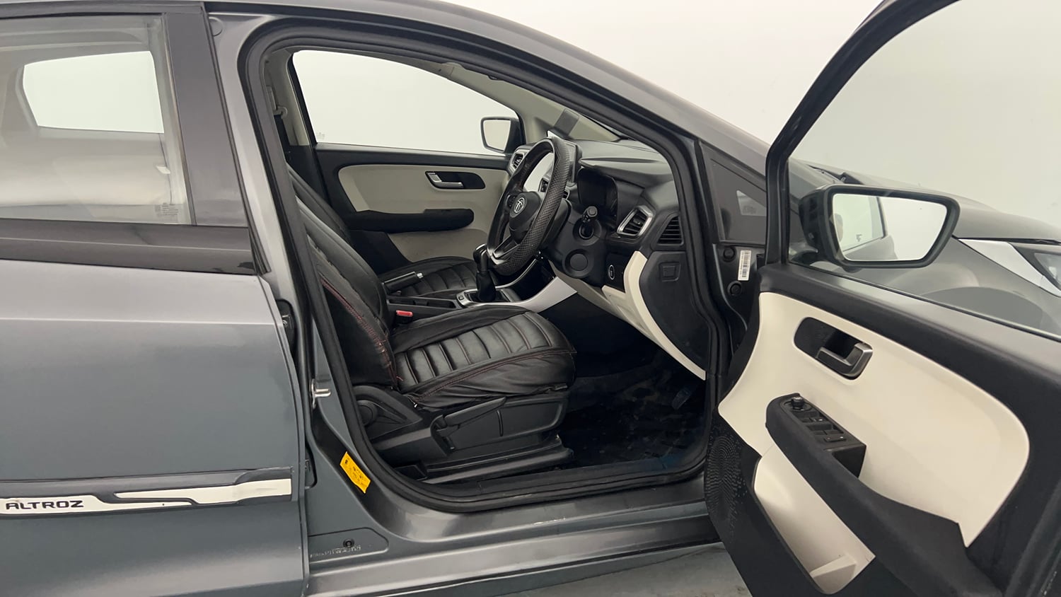Used 2022 Tata Altroz XZ Petrol Petrol Manual interior RIGHT SIDE FRONT DOOR CABIN VIEW