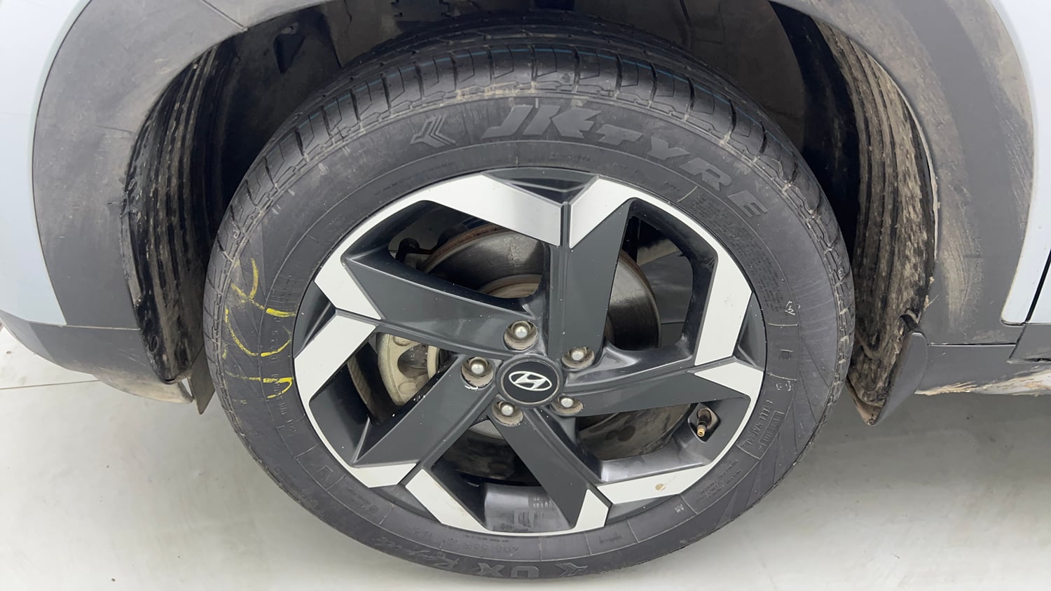 Used 2023 Hyundai Alcazar Platinum 7 STR 1.5 Turbo Petrol Petrol Manual tyres LEFT FRONT TYRE RIM VIEW