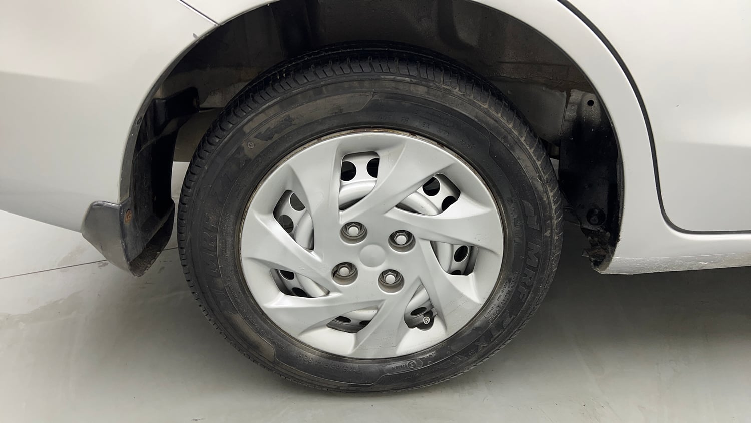 Used 2014 Honda Amaze 1.2 EX i-VTEC Petrol Manual tyres RIGHT REAR TYRE RIM VIEW