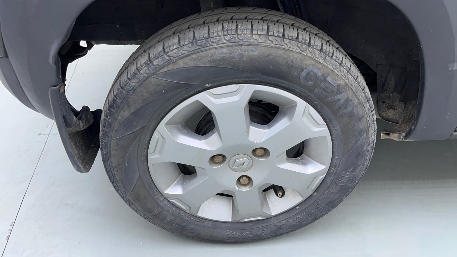 Used 2019 Renault Kwid CLIMBER 1.0 Petrol Manual tyres RIGHT REAR TYRE RIM VIEW