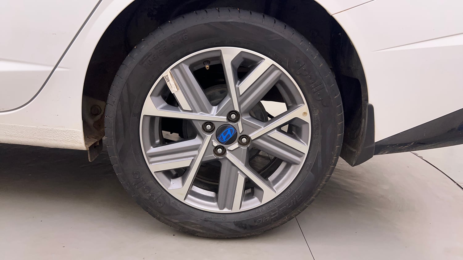 Used 2024 Hyundai Verna SX (O)1.5 Petrol MT Petrol Manual tyres LEFT REAR TYRE RIM VIEW