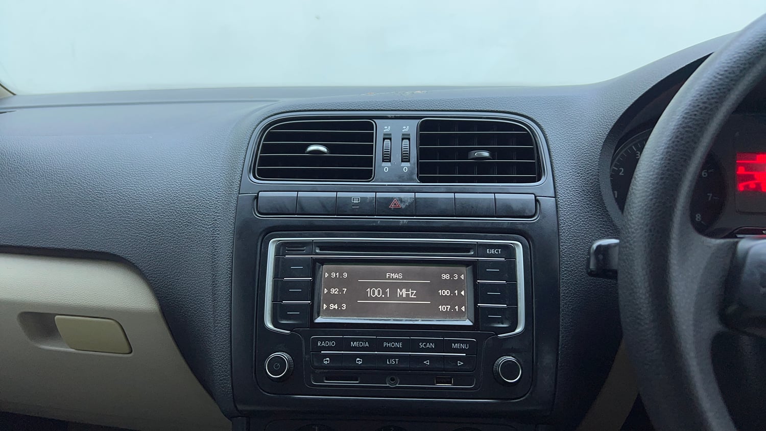 Used 2013 Volkswagen Polo Comfortline 1.2L (P) Petrol Manual top_features Integrated (in-dash) music system